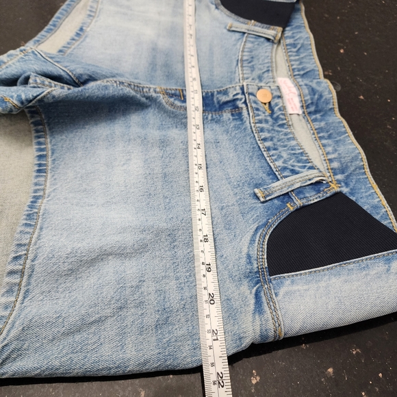 ISABEL MATERNITY by Ingrid & Isabel Grow With You Blue Midi Shorts. Size:10 - Picture 9 of 12